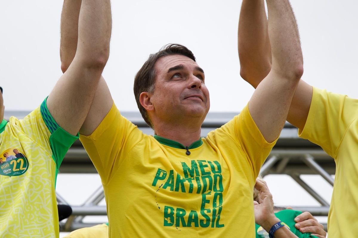Flavio Bolsonaro, Brazilian presidential candidate, during a campaign rally at Copacabana Beach in Rio de Janeiro, Brazil, on Sunday, Aug. 16, 2026. President Luiz Inacio Lula da Silva's lead over right-wing challenger Bolsonaro narrowed ahead of Brazil's October presidential election, according to a new poll published Friday. Photographer: Maria Magdalena Arrellaga/Bloomberg