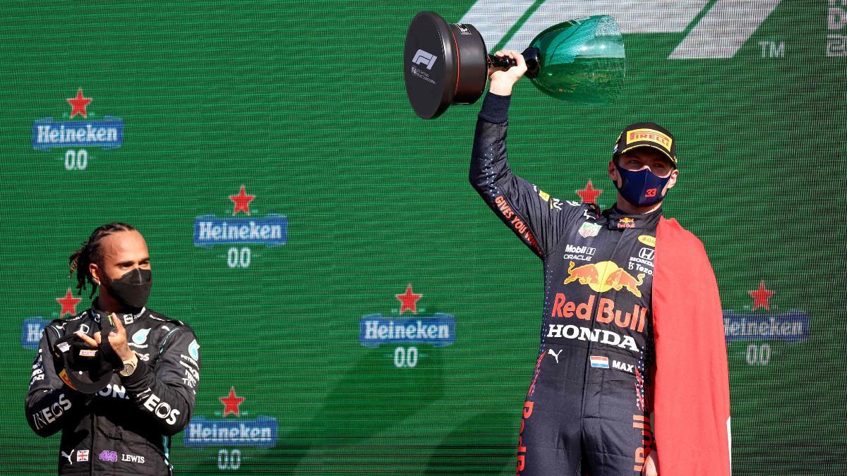 Hamilton aplaude a Verstappen en el podio de Zandvoort