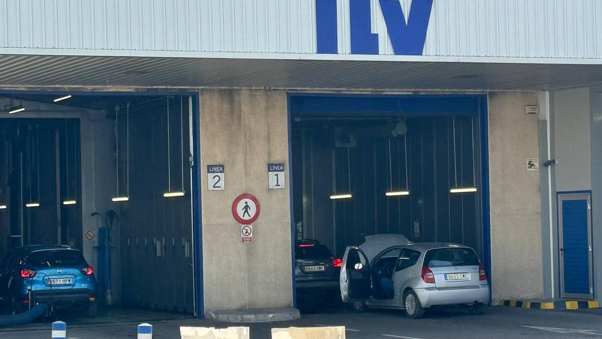 Vehículos pasan la inspección en una estación de ITV en Córdoba.