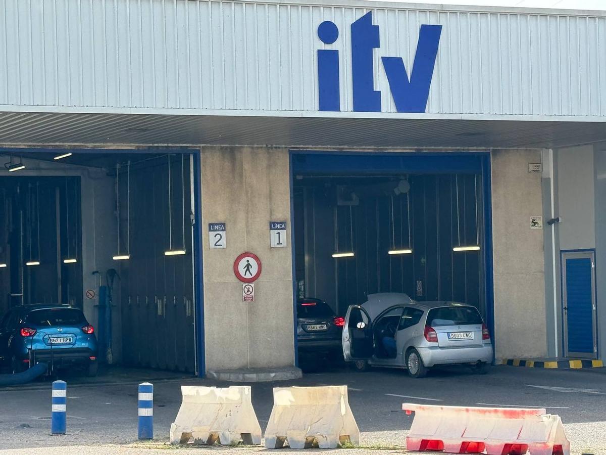 Vehículos pasan la inspección en una estación de ITV en Córdoba