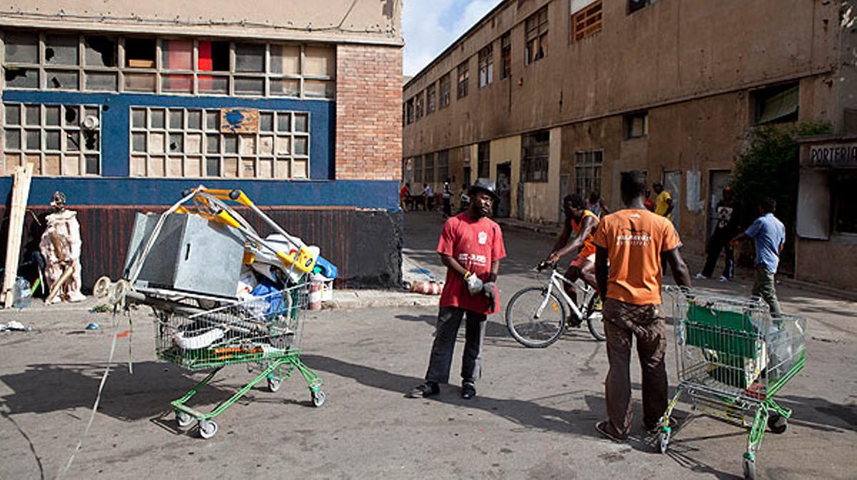 Tensió per l’imminent desallotjament d’una nau ocupada al Besòs.