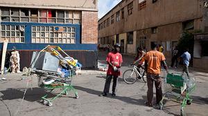 Tensió per l’imminent desallotjament d’una nau ocupada al Besòs.