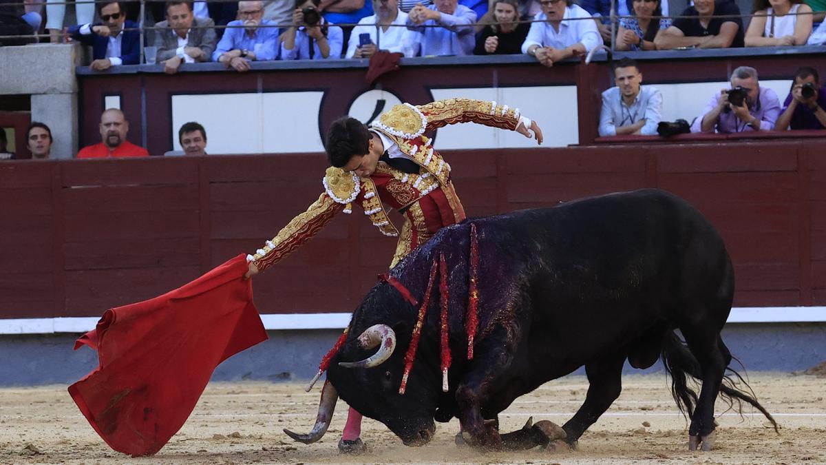 El diestro Tomás Rufo durante el segundo de su lote durante la corrida de la Feria de San Isidro celebrada este viernes en la plaza de toros de Las Ventas, en Madrid.