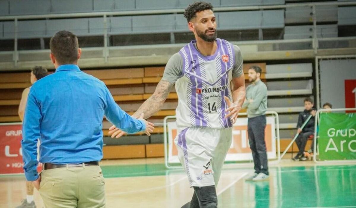 El entrenador saluda al último fichaje de Proinbeni en el último partido