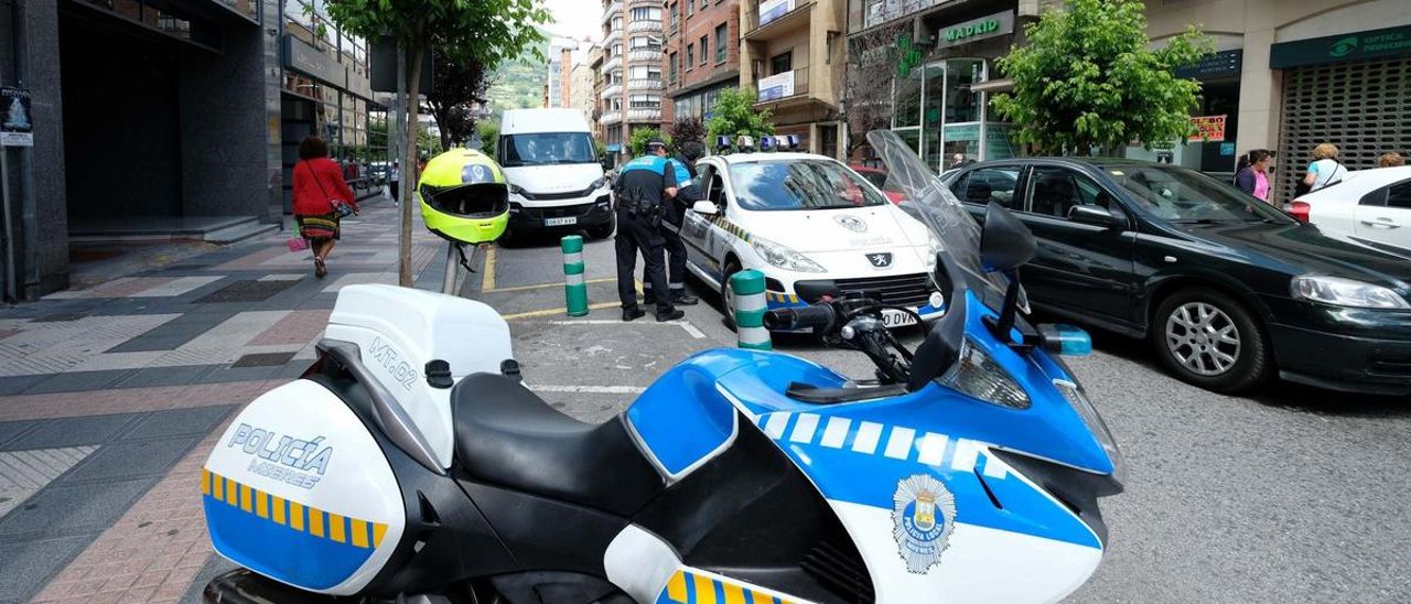 La Policía Local por las calles de Mieres.