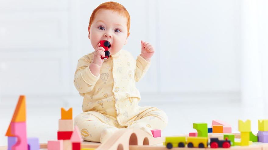 Un niÃ±o se divierte con unos juguetes.