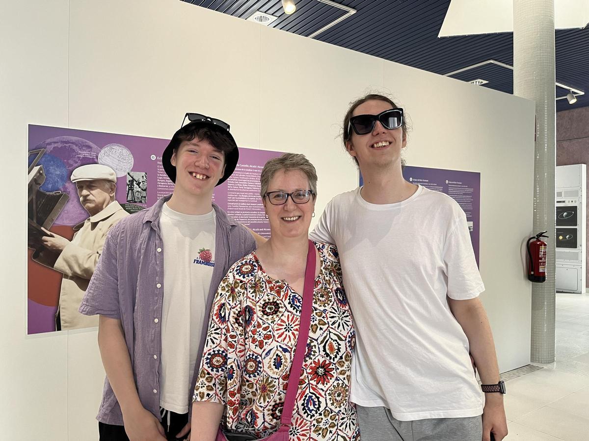 Carolyn, Harry y Peaty están entusiasmados por ver el fenómeno astronómico.