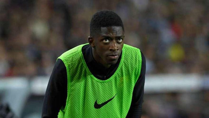 Dembélé, calentando en la banda del Camp Nou.