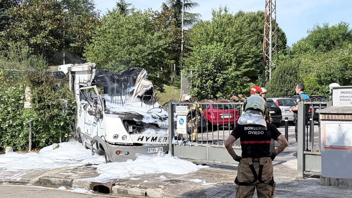 VÍDEO: Arde una autocaravana en Oviedo y la Policía detiene a una persona como presunta autora de las llamas
