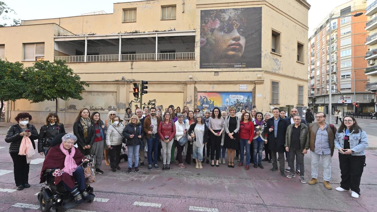 Moment de la inauguració de la lona de Laura Avinent a l’antic asil.