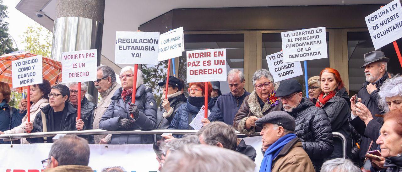 Defensores de la eutanasia en una manifestación en 2019.