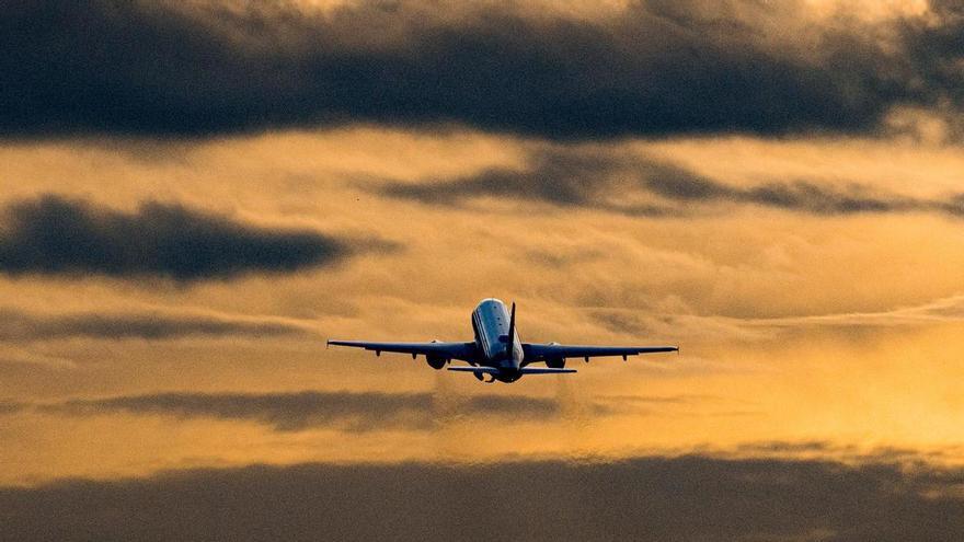 Ein Airbus A319-100 der Fluglinie Eurowings startet in den Abendhimmel.