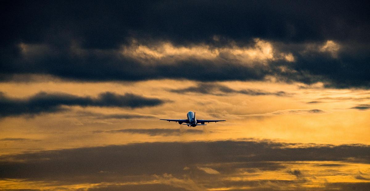 Ein Airbus A319-100 der Fluglinie Eurowings startet in den Abendhimmel.