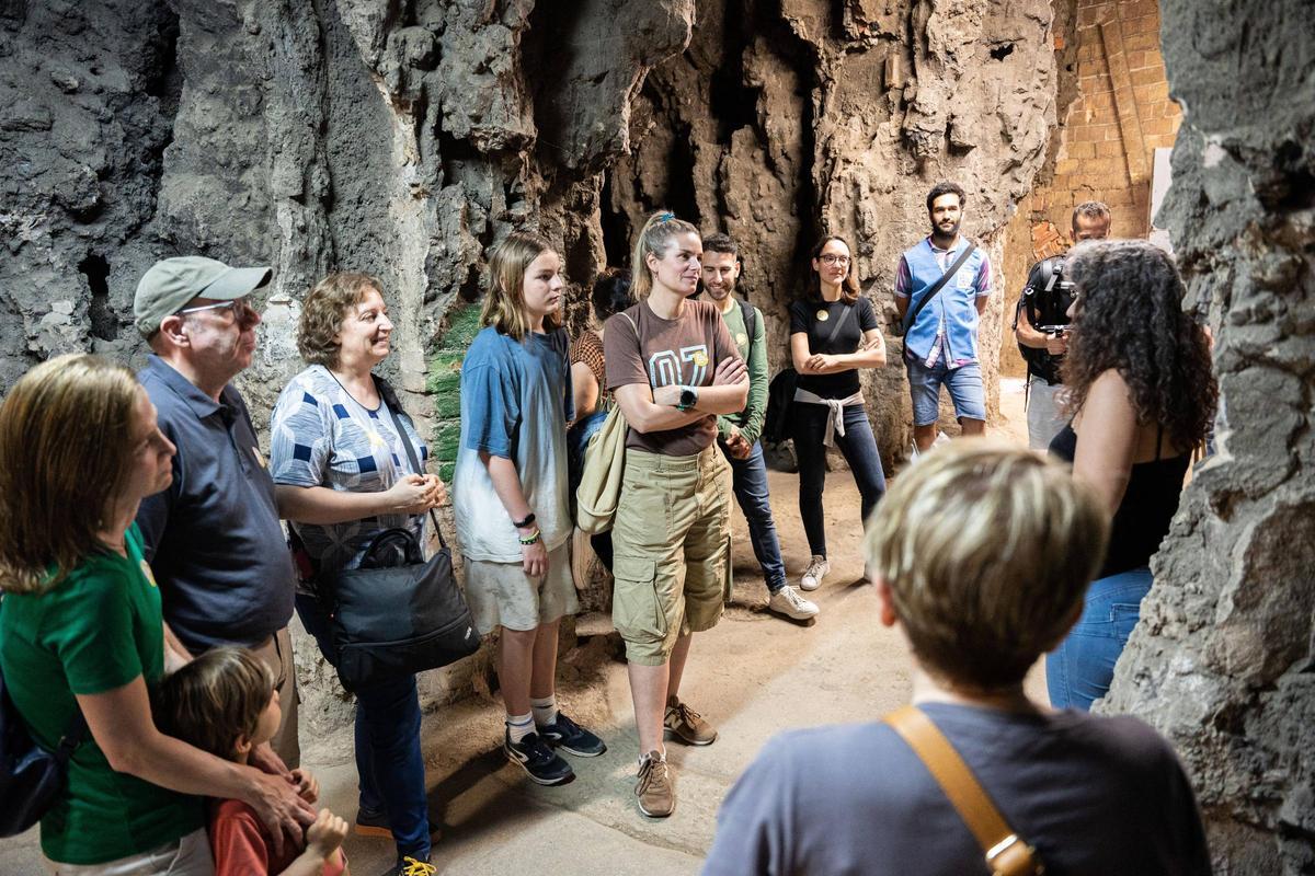 Visita a la gruta en el interior de la cascada del Parc de la Ciutadella.