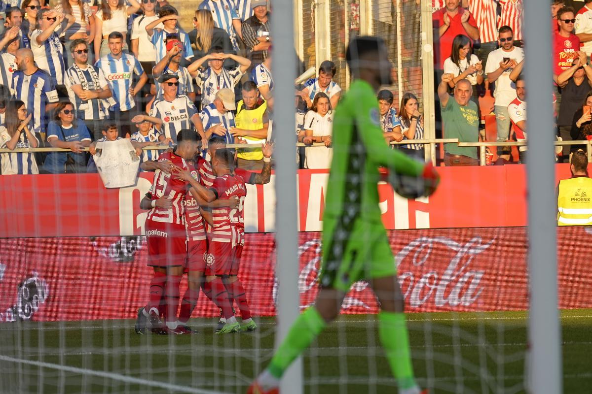 Los jugadores del Girona celebran el gol de Arnau Martínez contra la Real Sociedad, durante el partido de la jornada 7 de LaLiga Santander, este domingo en el estadio municipal de Montilivi.- EFE/David Borrat.