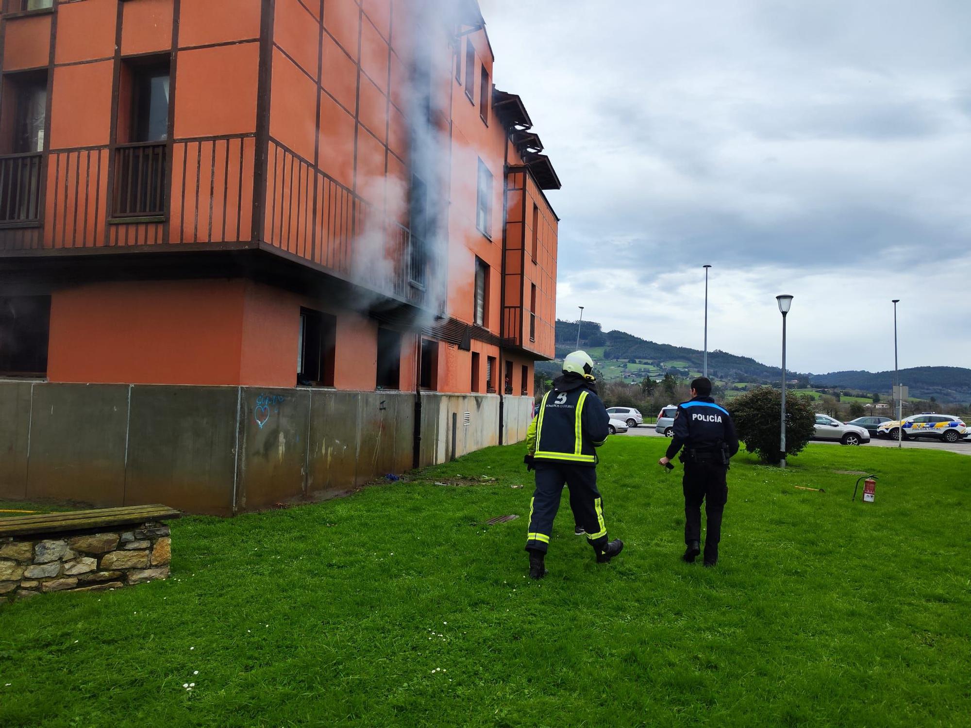 Un incendio obliga a desalojar un bloque de protección oficial en Villaviciosa