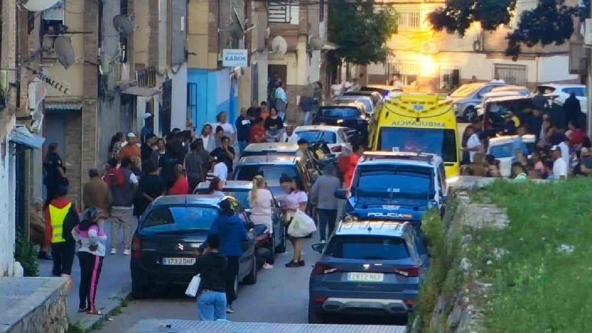 Despliegue policial y sanitario tras conocerse la agresión.