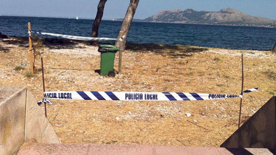 La playa ha estado precintada desde mediados de julio por la muerte de dos canes.