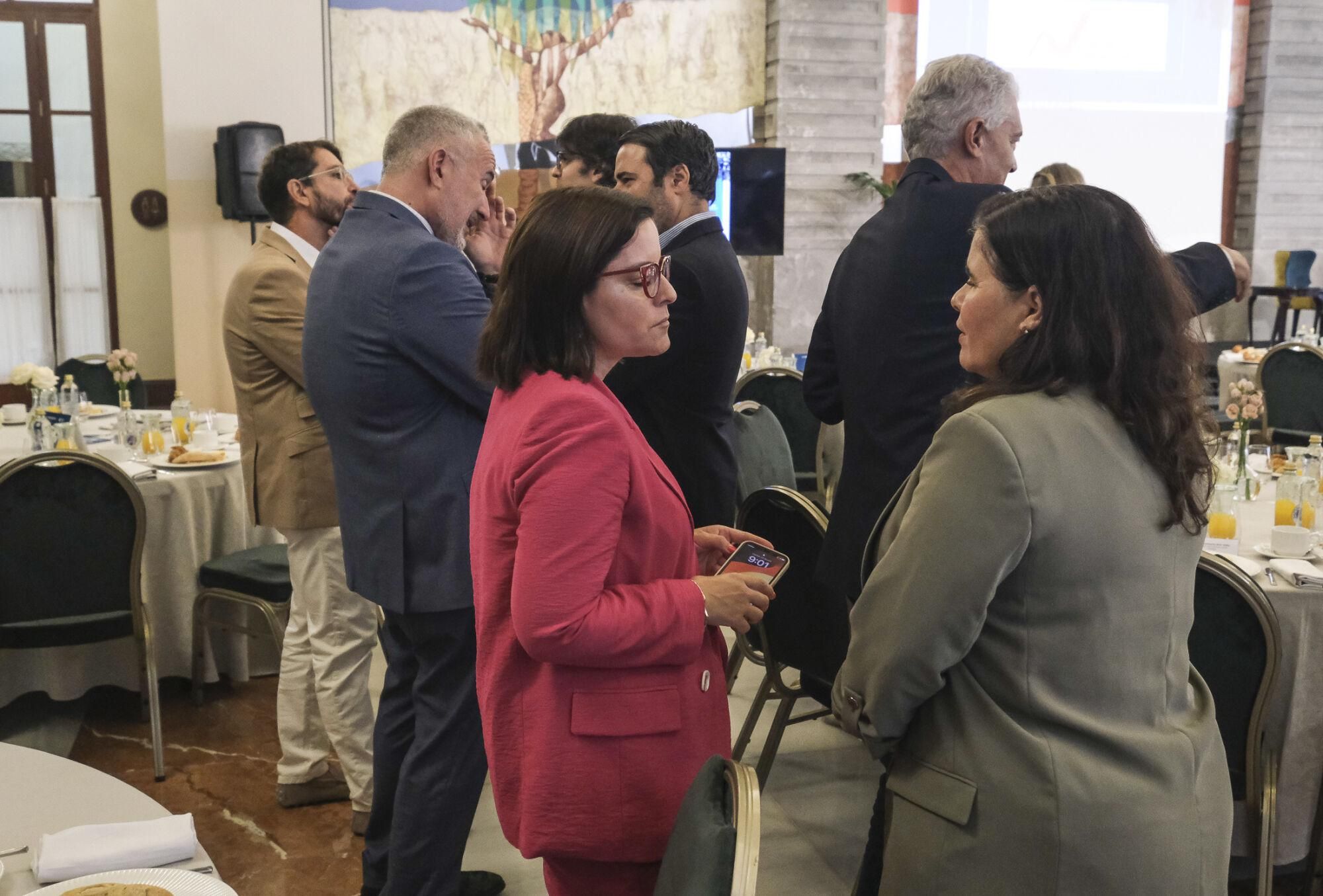 Encuentro informativo con Ángel Víctor Torres, ministro de Política Territorial y Memoria Democrática de España 