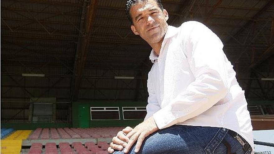 García Plaza, apoyado en una valla del estadio Ciutat de València.