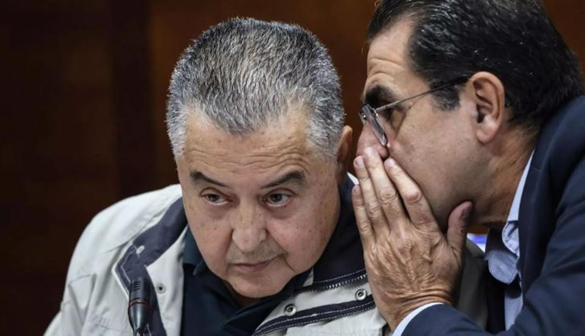 Javier Pérez (izquierda) en un pleno de Callosa de Segura