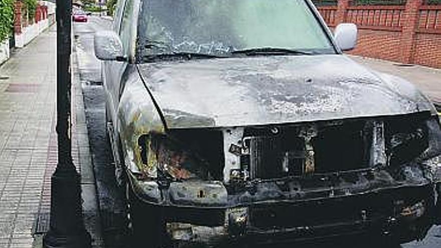 Coche incendiado, ayer, en la calle Doctor Fleming de Salinas