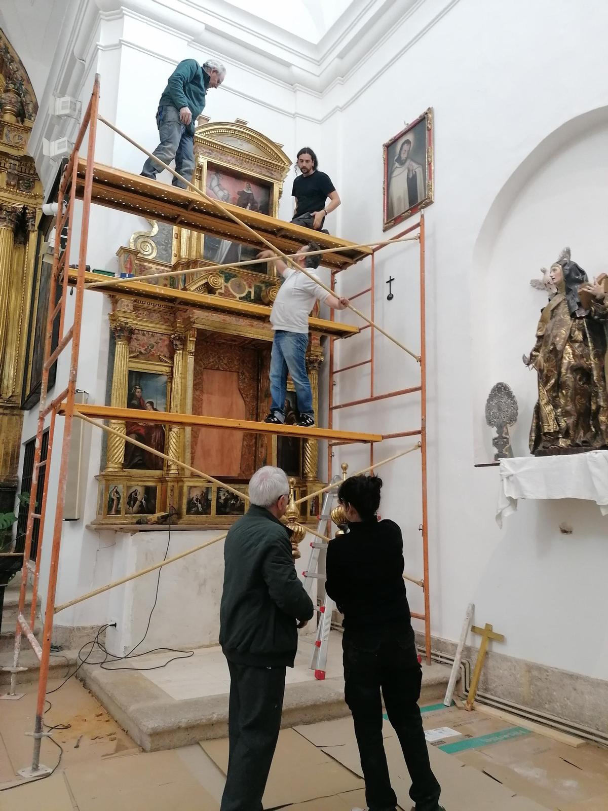 Montaje del retablo de San Juan de la Cruz.