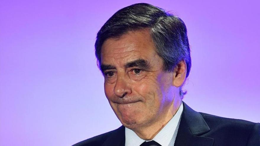 La policía registra el domicilio parisino del matrimonio Fillon