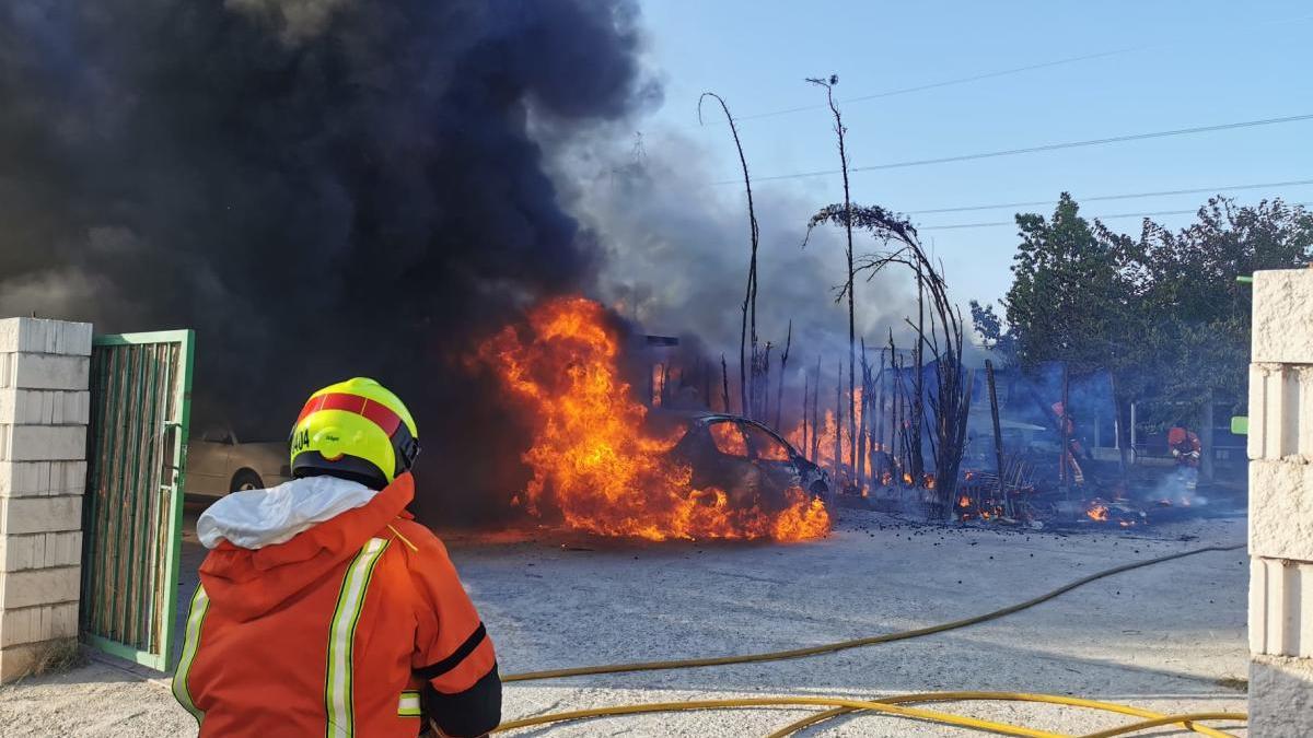 Los bomberos apagando el fuego.