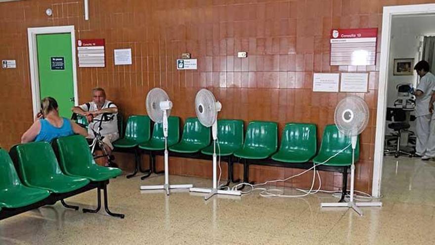 Ventiladores funcionando a pleno rendimiento en la sala de Oftalmología.