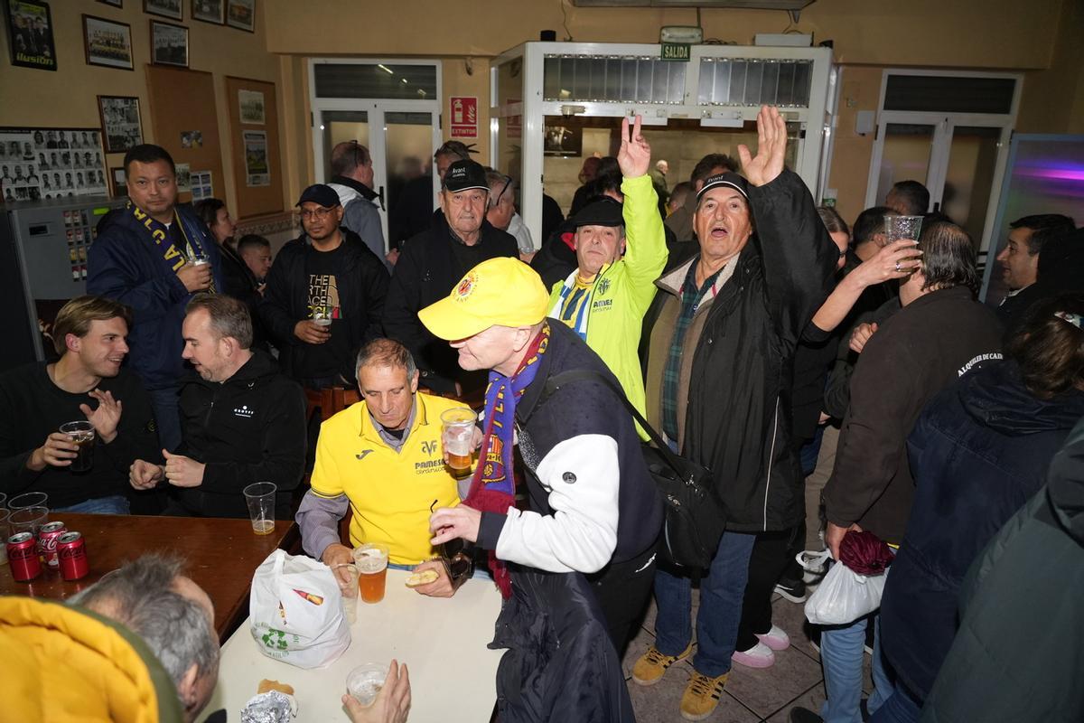 Galería: La lluvia no impide a la afición amarilla perderse el Villarreal-Ajax