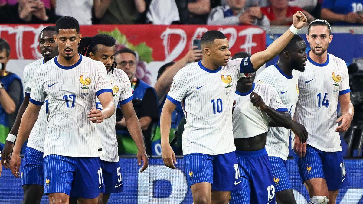 Francia dependió de un autogol, pero logró sumar tres puntos en su debut