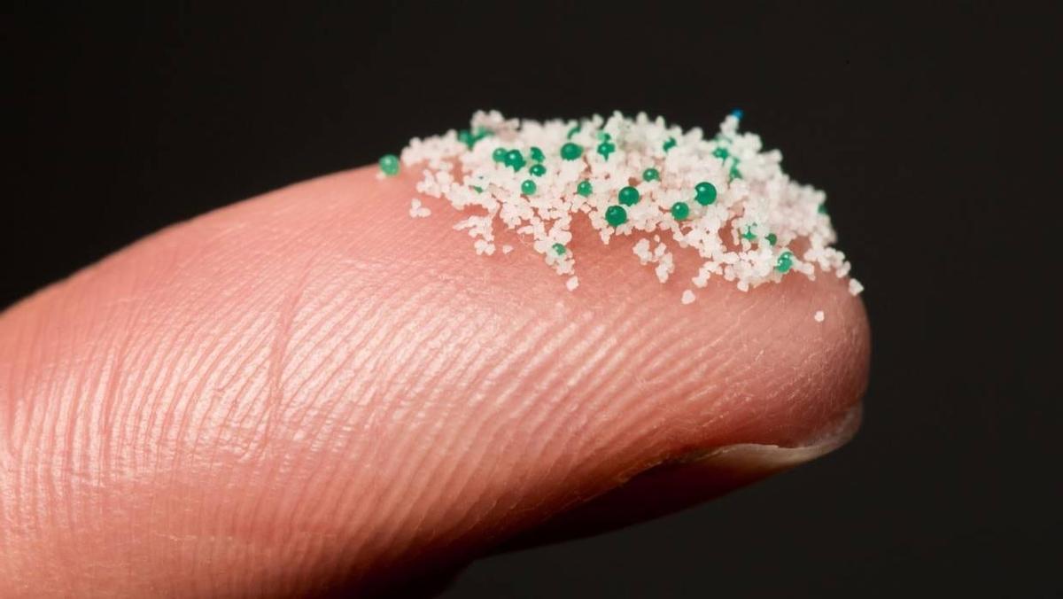 Los microplásticos favorecen la adherencia de bacterias resistentes a los antibióticos