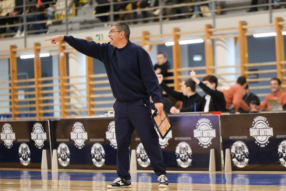 Imagen de Berrocal dirigiendo un partido del Class Sant Antoni