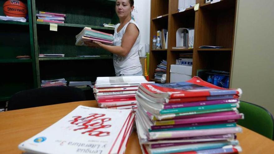 Mónica Pariente, en el banco de libros de La Magdalena, el curso pasado.