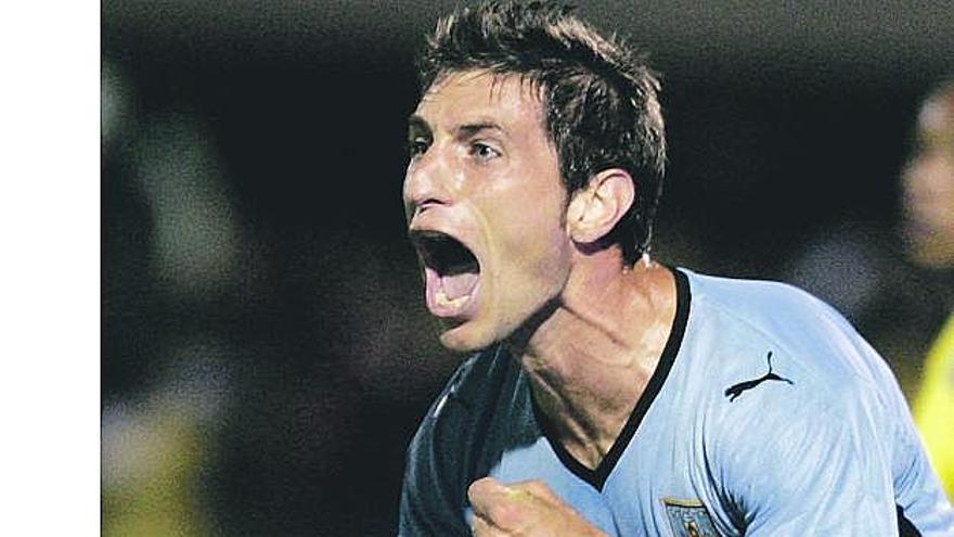 Eguren celebra un gol con la selección de Uruguay.