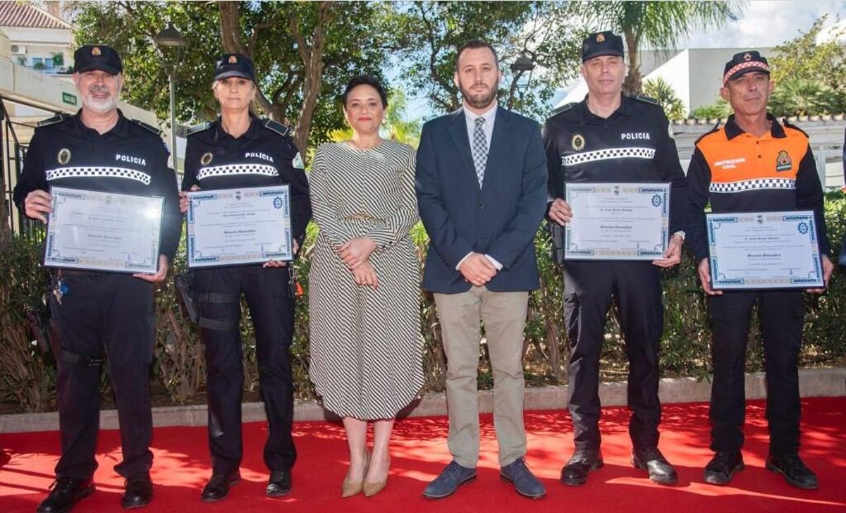 Torremolinos ha rendido homenaje a la Policía Local y Protección Civil.