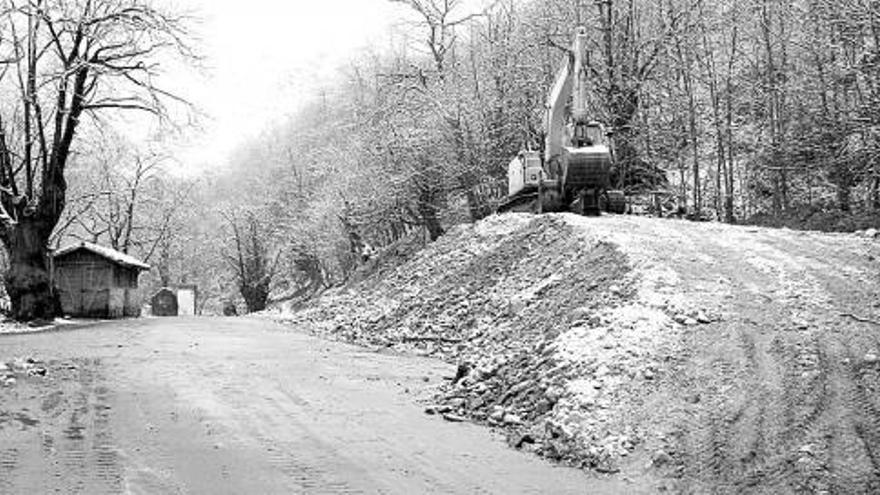 Tramo inicial de la Ruta del Alba, ayer, ya reabierto, con una máquina retroexcavadora en segundo término.