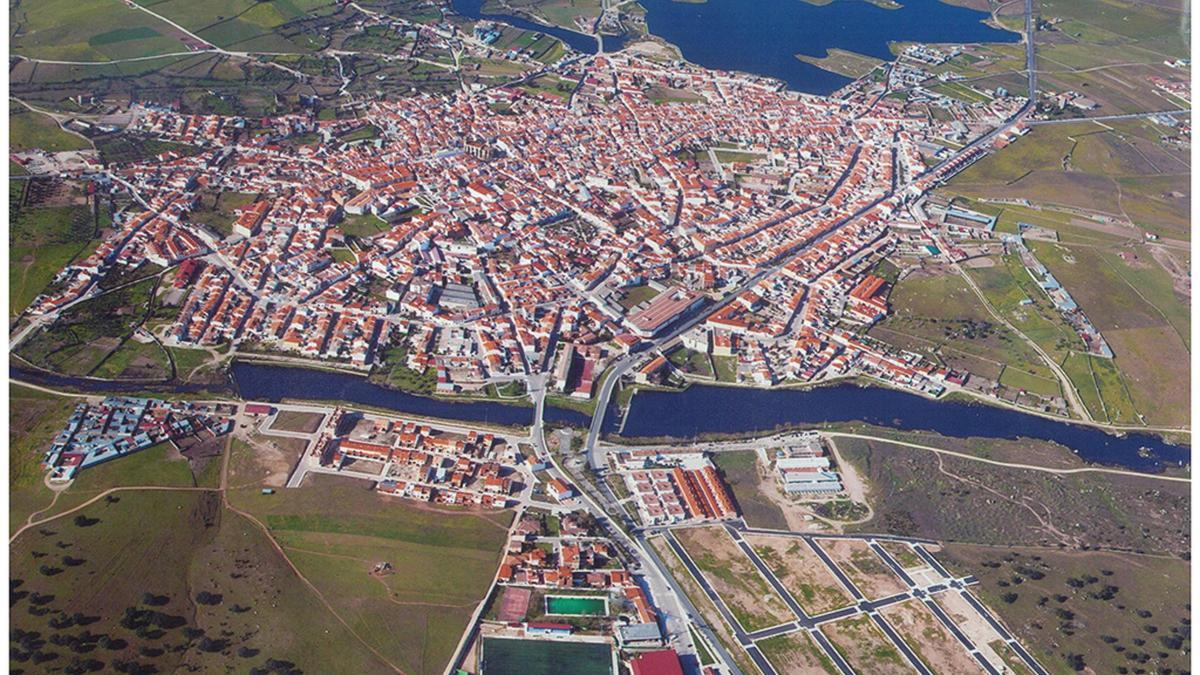 Vista aérea del núcleo urbano de Arroyo de la Luz.