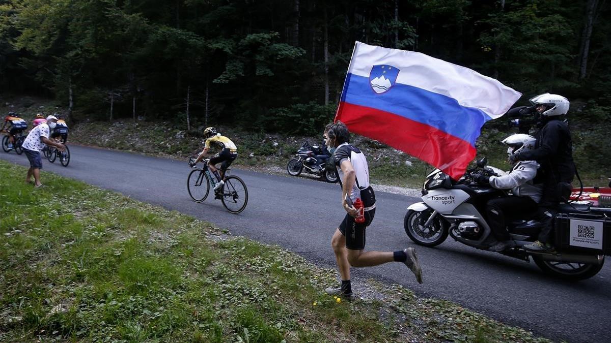 segea54912723 le grand colombier  france   13 09 2020   a spectator waves 200914124127