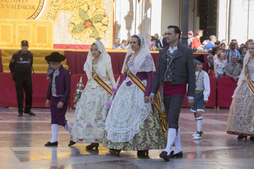 Desfile de las falleras mayores de las diferentes comisiones durante la procesión general de la Mare de Déu dels Desemparats.