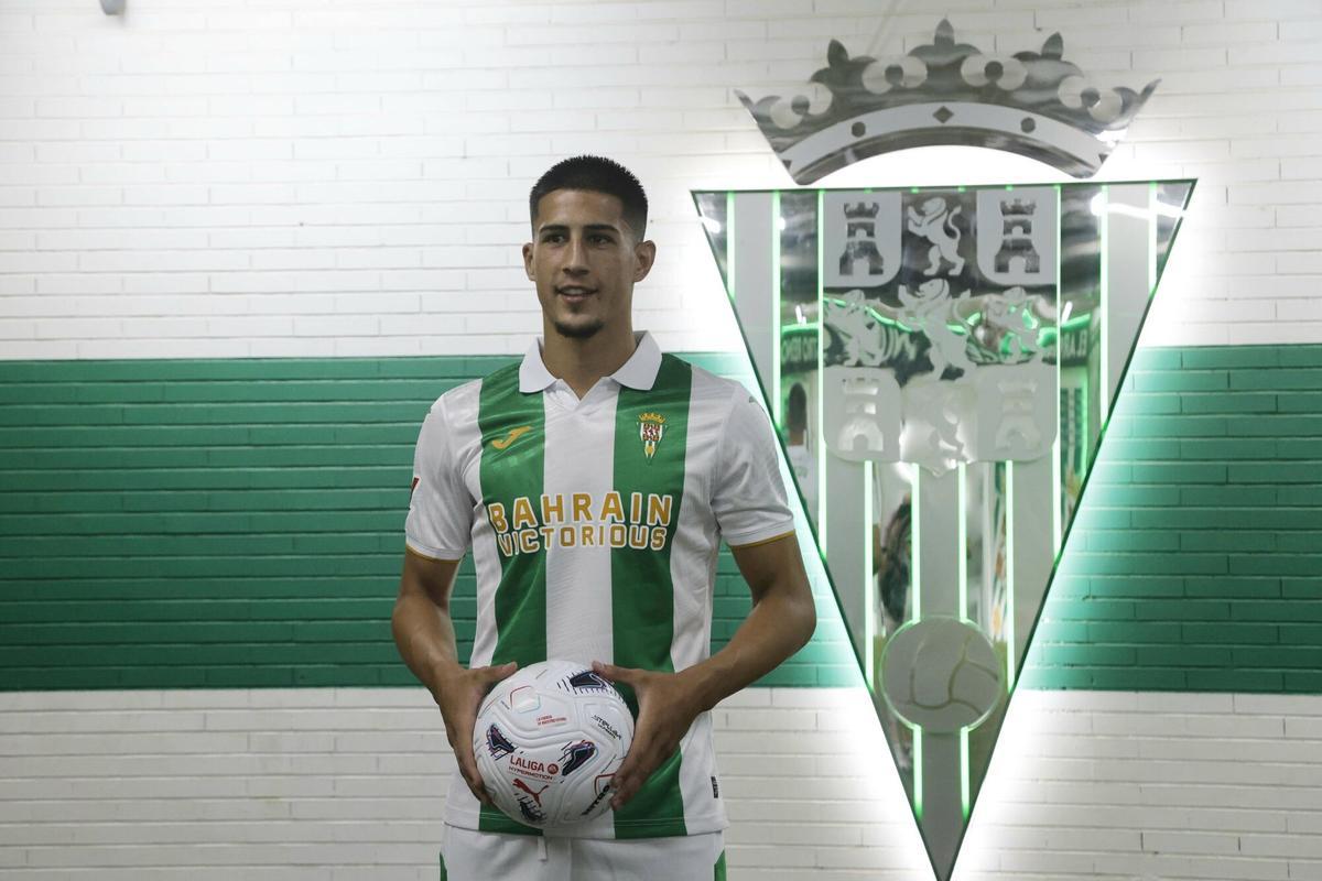 La presentación de Víctor Sánchez como jugador de la primera plantilla del Córdoba CF, en imágenes