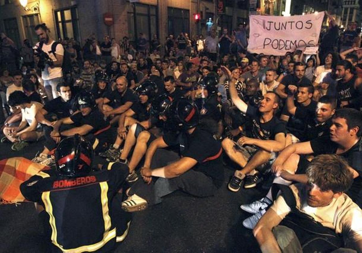 Davant la impossibilitat d’arribar fins a la plaça del Congrés, els manifestants van fer una protesta abans de dirigir-se a la plaça de Neptuno camí de Cibeles.