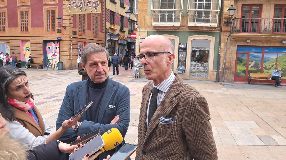 Carlos Fernández Llaneza y Jorge García Monsalve atienden a los medios en la plaza del Ayuntamiento.
