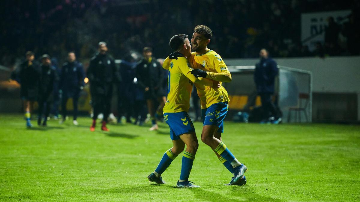 Moleiro y Munir celebran el gol que dio la clasificación a la UD Las Palmas