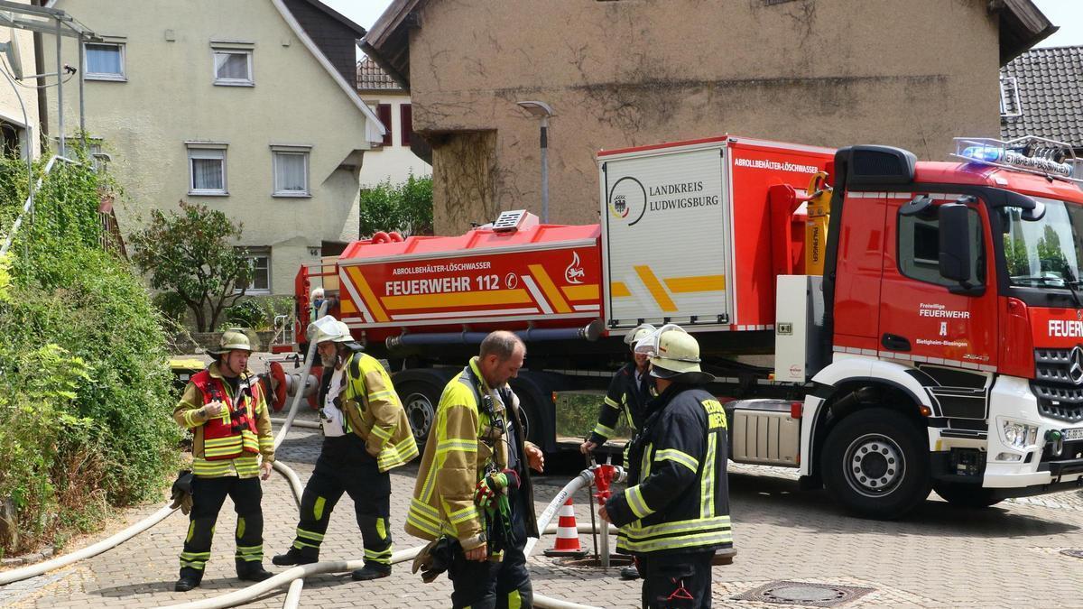 Bomberos alemanes desplegados para sofocar un incendio.