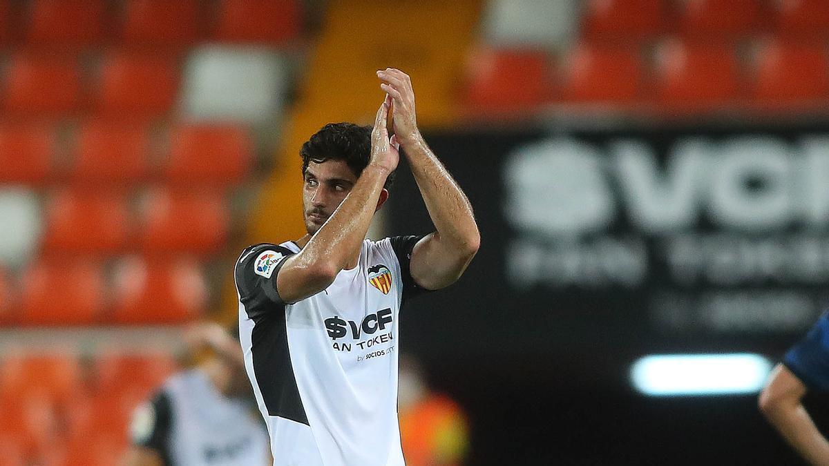 Gonçalo Guedes aplaude a la grada