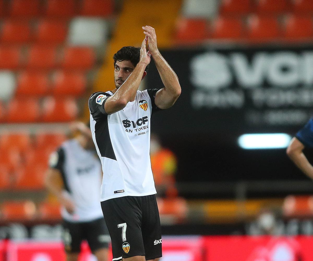 Gonçalo Guedes aplaude a la grada