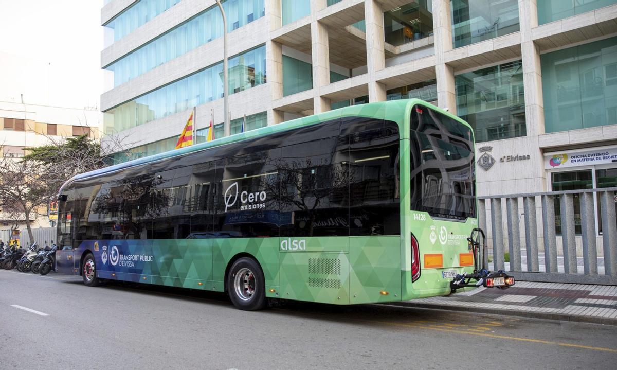Un dels autobusos zero emissions de la nova flota insular.