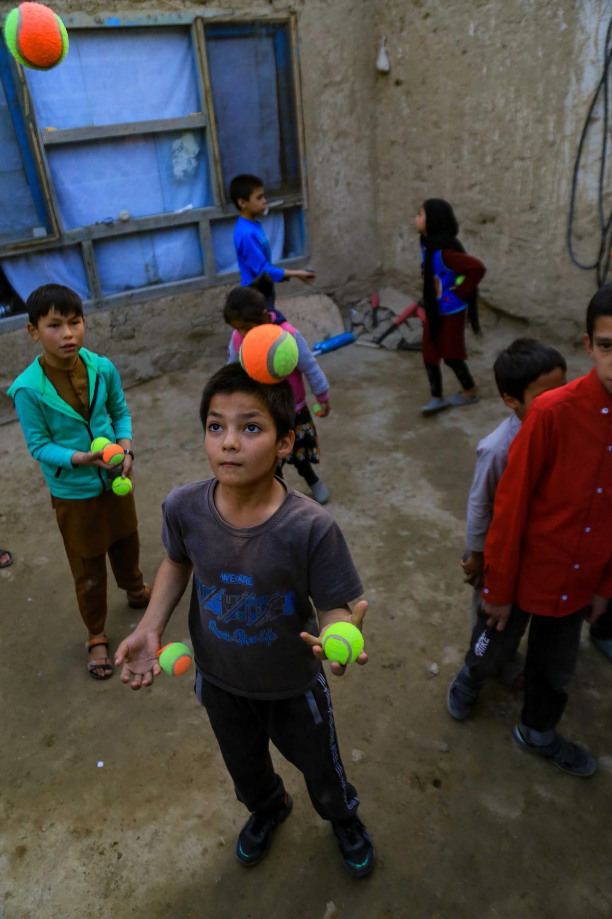 Unas hermanas afganas enseñan el arte del circo a niños en Kabul